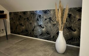 Wandverkleidung mit Goldeffekt